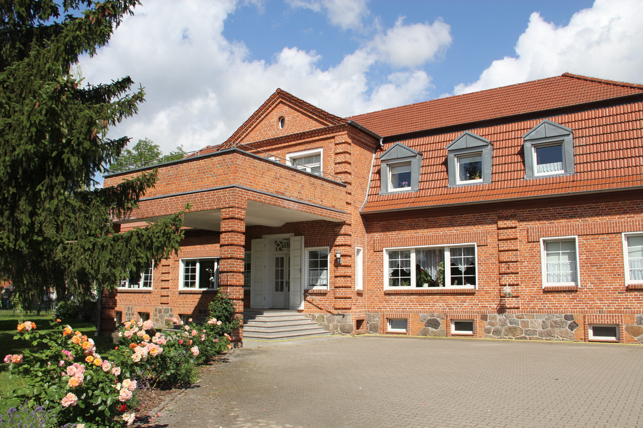 2023-08-08-Semlin Vorderansicht groß